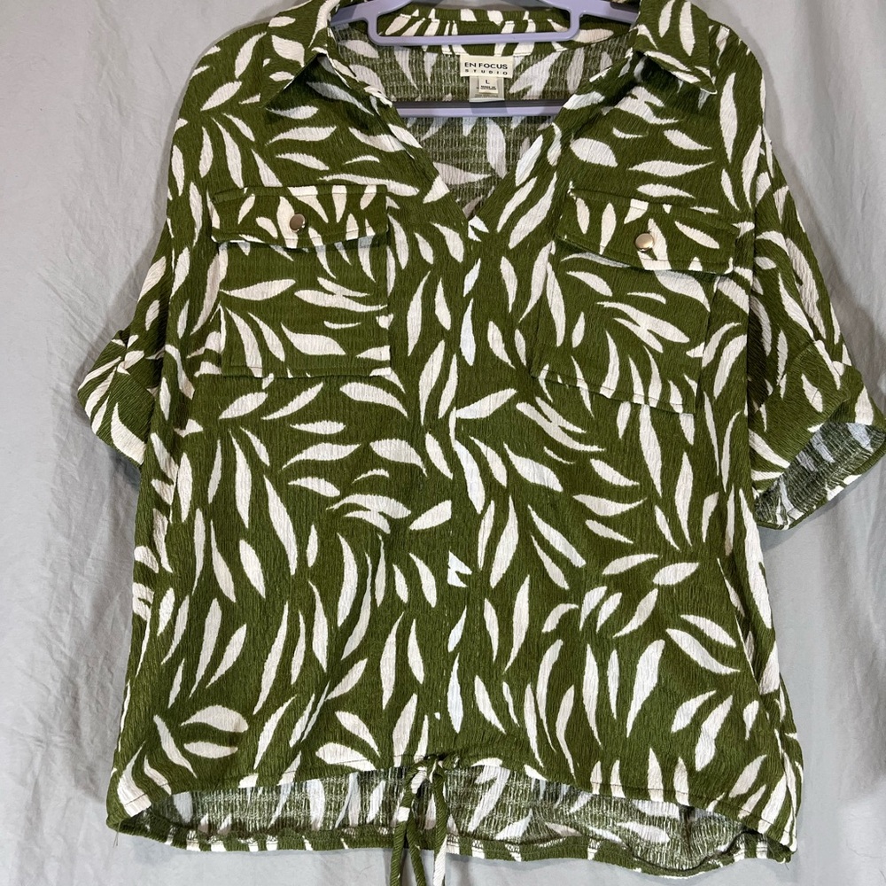 En Focus Studio Womens Large Green White Leaf Print Drawstring Blouse V-Neck Top